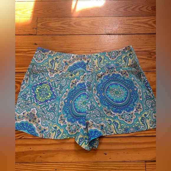 Like New! Alice & Trixie 100% Silk Print Short With Side Pockets. Size XS - Picture 4 of 10